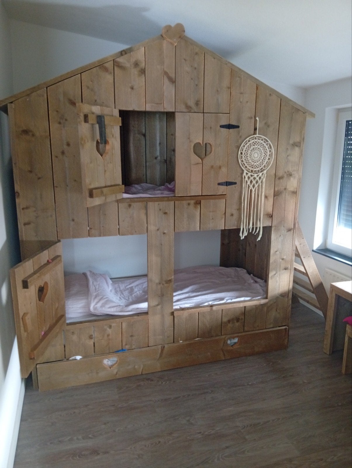 Uniek handgemaakt houten bedhuisje met bureau en kast, Kinderen en Baby's, Kinderkamer | Bedden, Ophalen, Hoogslaper of Stapelbed