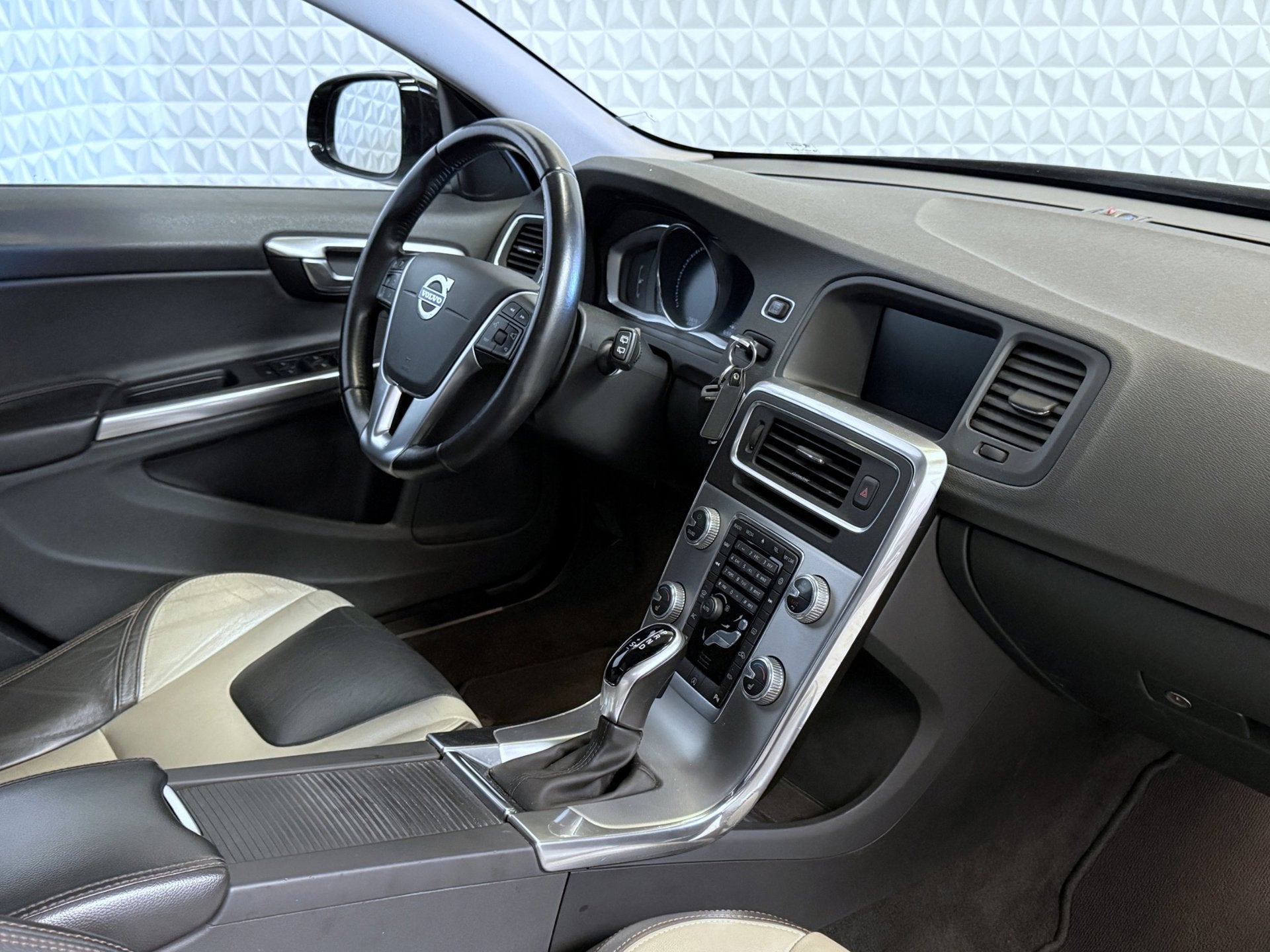 Volvo V60 Cross Country 2.0 D3 Polar+ EXPORT EX BPM/BTW(2018, Euro 6, 4 cilinders, Zwart, Diesel
