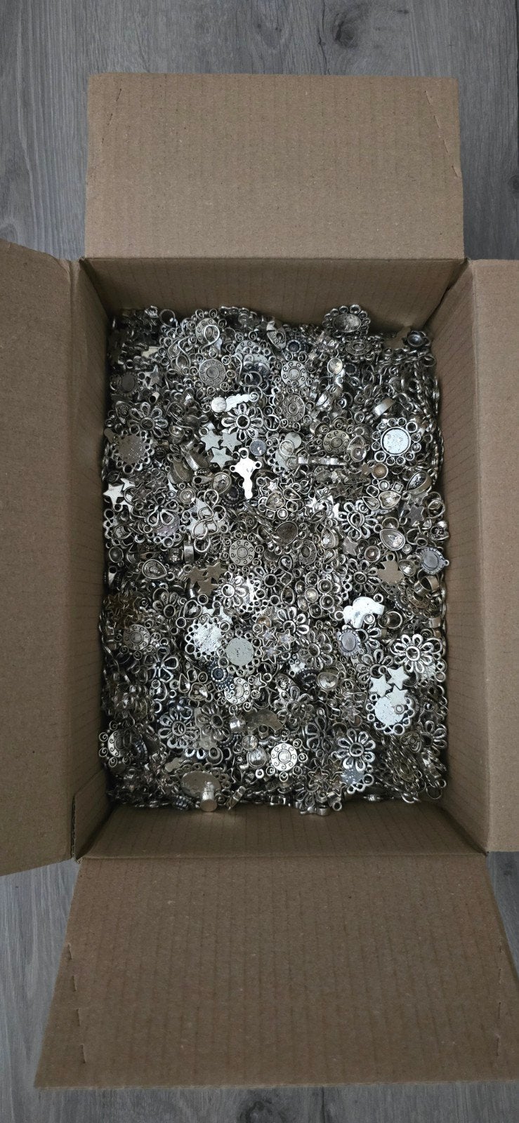 Grote partij sieraden onderdelen bedels zettingen 3,8 kg, Overige merken, Overige materialen, Nieuw, Ophalen of Verzenden