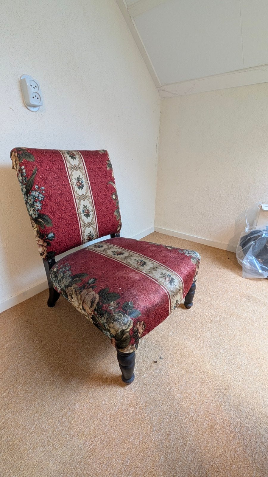 Gratis diverse authentieke stoelen tafels bed e.d., Ophalen