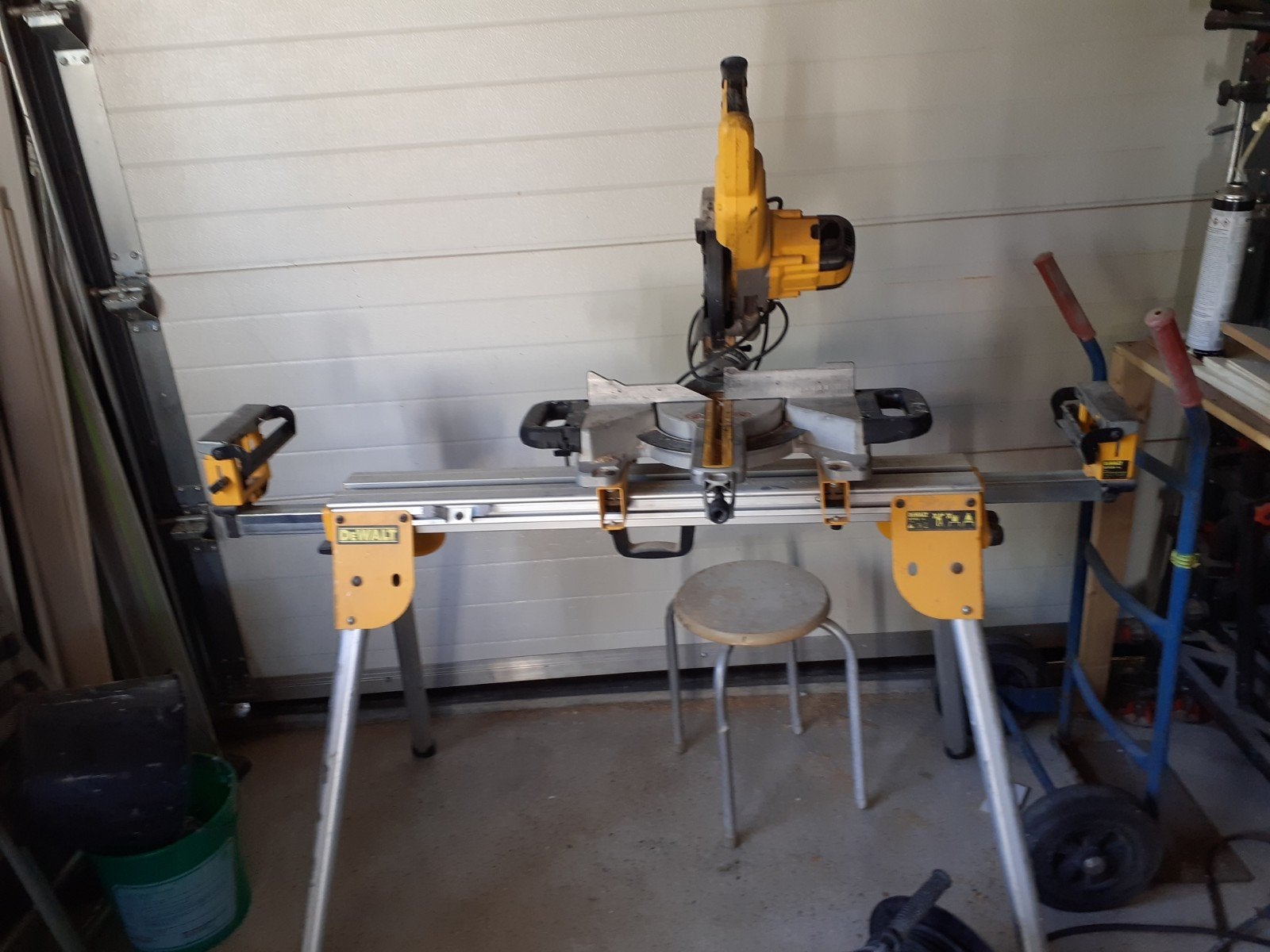 DeWalt afkortzaag DWS5773 met statief DE7033 - 1300W, Doe-het-zelf en Verbouw, Gereedschap | Zaagmachines, Ophalen of Verzenden