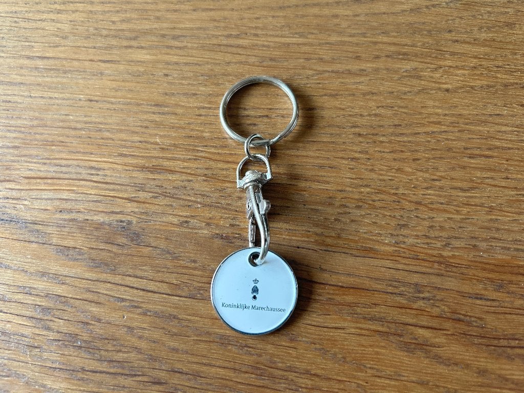 Sleutelhanger met winkelwagenmuntje Koninklijke Marechaussee, Verzamelen, Ophalen of Verzenden, Marechaussee, Nederland, Overige typen