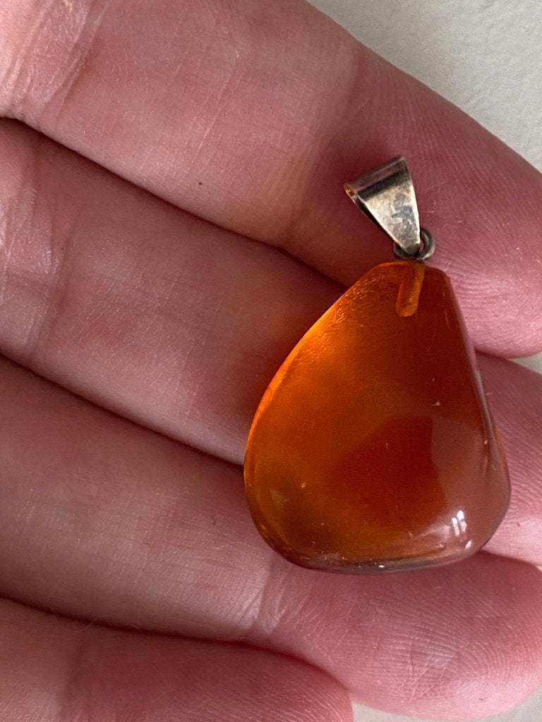 Vintage Barnsteen Hanger met echt zilver oog zgan!, Overige voorstellingen, Geel, Ophalen of Verzenden, Zo goed als nieuw