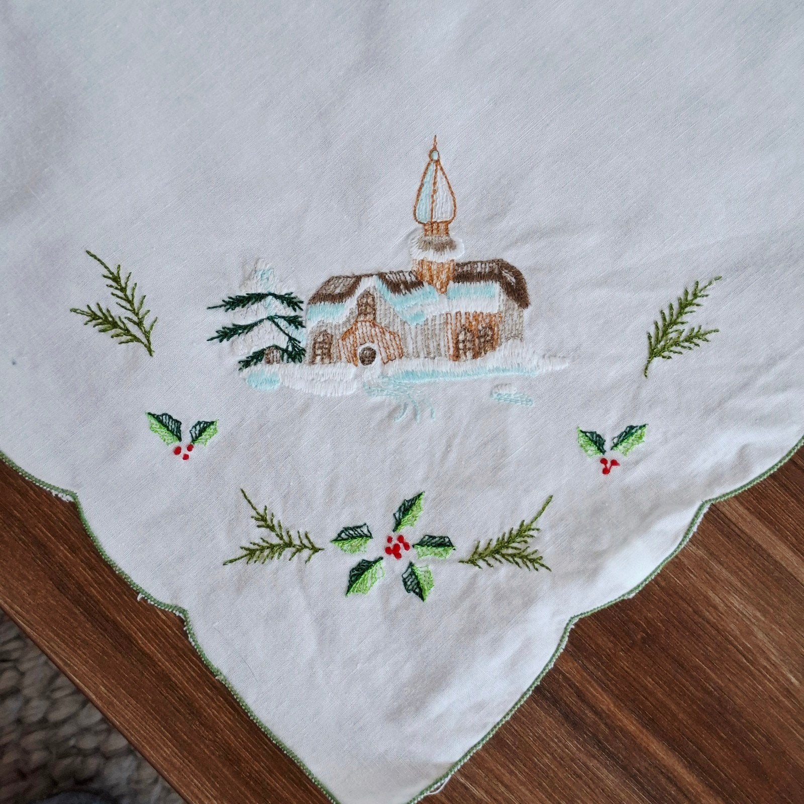 Vierkant geborduurd kerstkleed met kerkjes in de sneeuw, Onbekend, Ophalen of Verzenden, Zo goed als nieuw, Onbekend