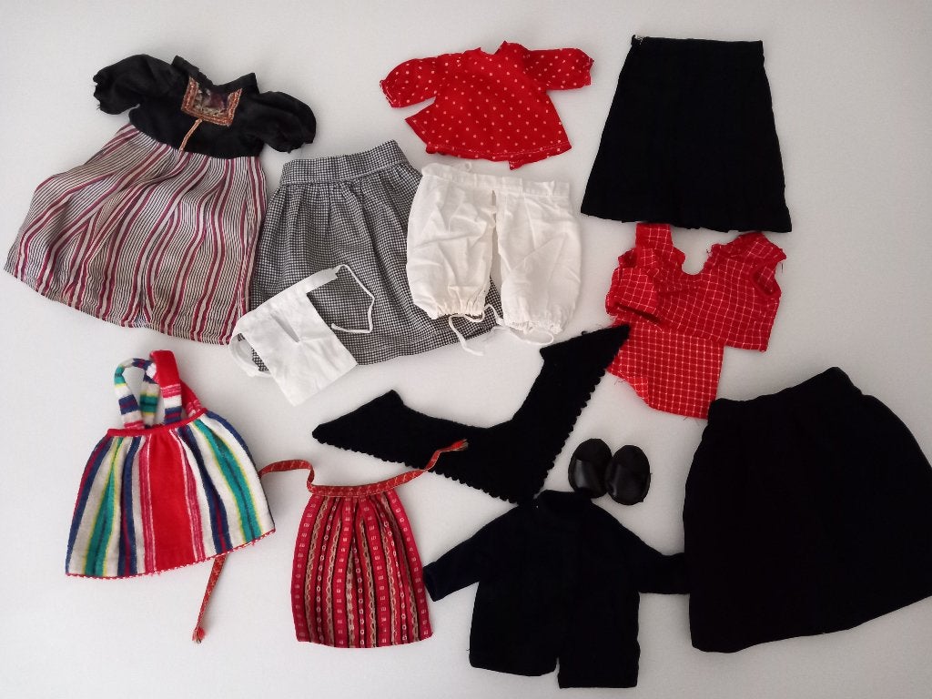 vintage poppenkleertjes. klederdracht.jaren 50 - 60, Ophalen of Verzenden, Gebruikt, Kleertjes