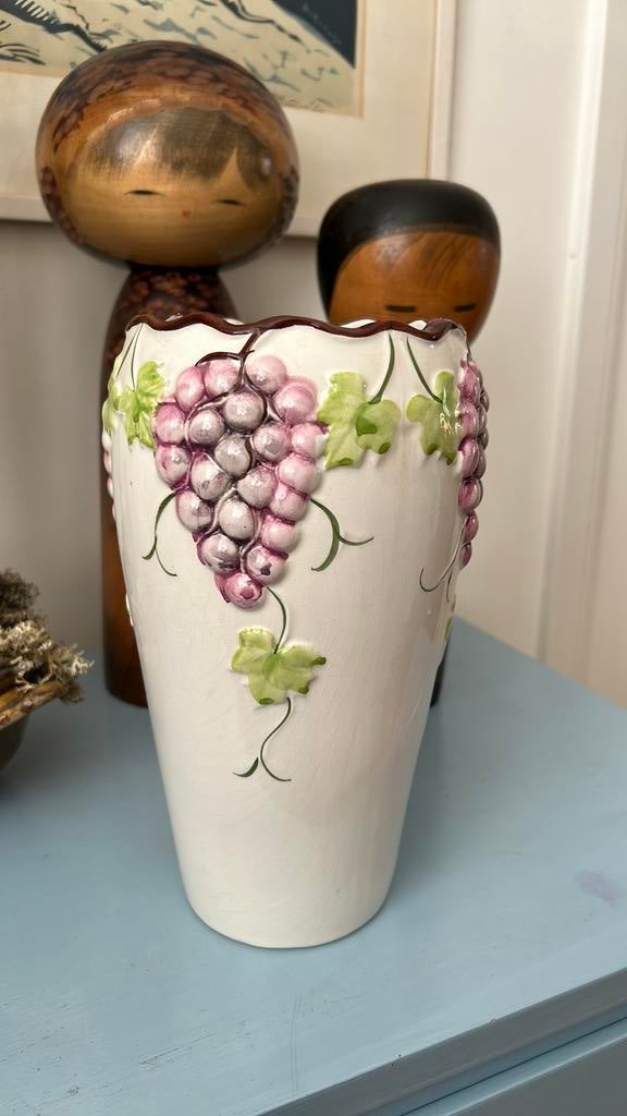 Vintage midcentury barbotine majolica vaas druivendecor, Huis en Inrichting, Woonaccessoires | Vazen, Overige kleuren, Aardewerk of Porselein