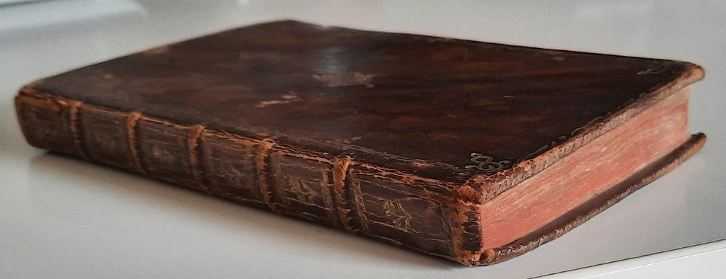 Antiek lederen boek met gouden versieringen, Ophalen, Onbekend
