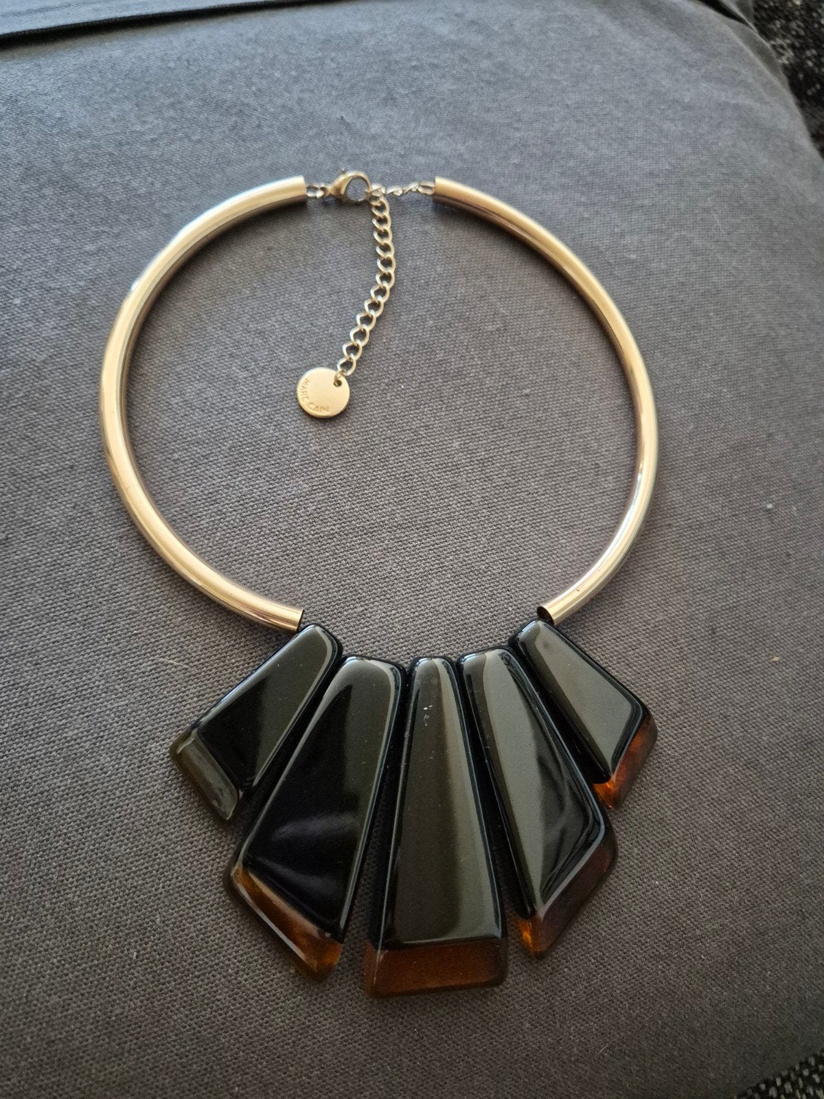 Marc Cain ketting met hanger, goudkleurig en bruin/amber, Bruin, Ophalen of Verzenden, Zo goed als nieuw, Overige materialen