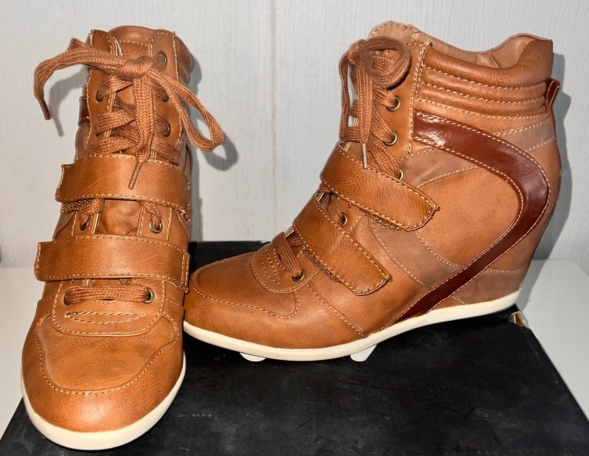 Nieuwe bruine sneakers met sleehak maat 39, Bruin, Nieuw, Ophalen of Verzenden, Sneakers of Gympen