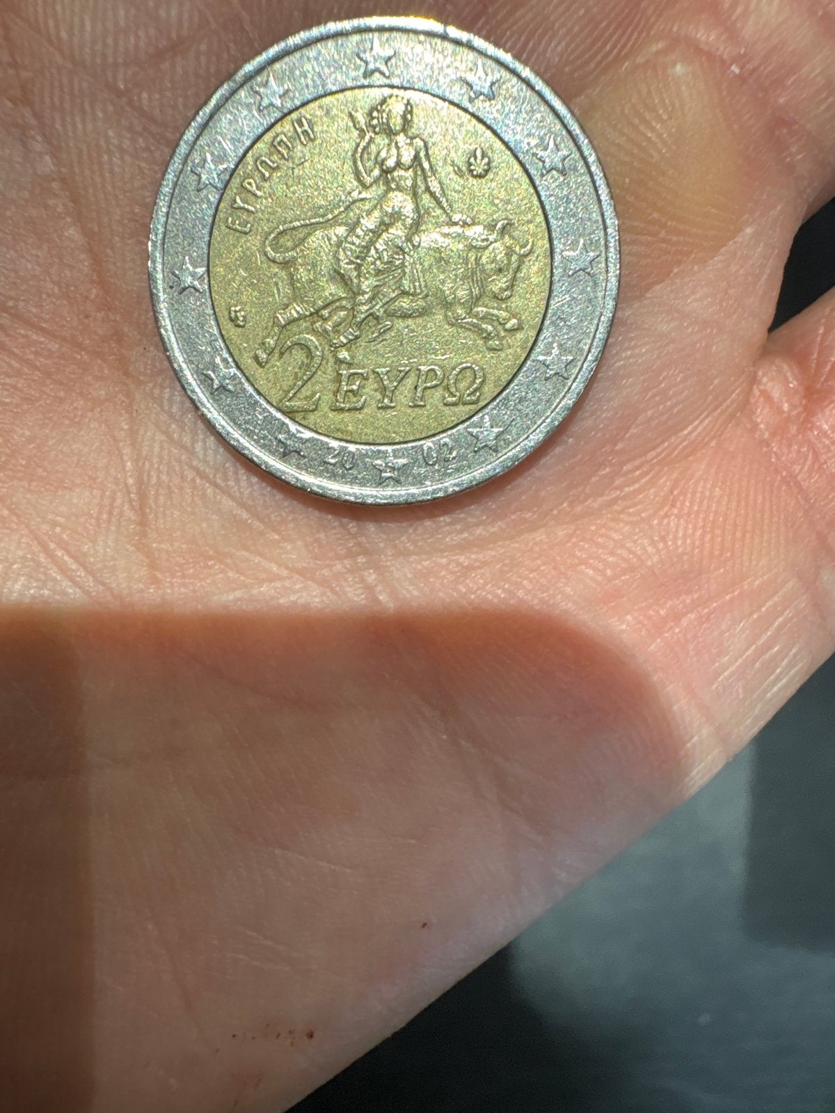 Griekse 2 Euro munt met foutieve letter 'S', Postzegels en Munten, Munten | Europa | Euromunten, Ophalen of Verzenden, Griekenland