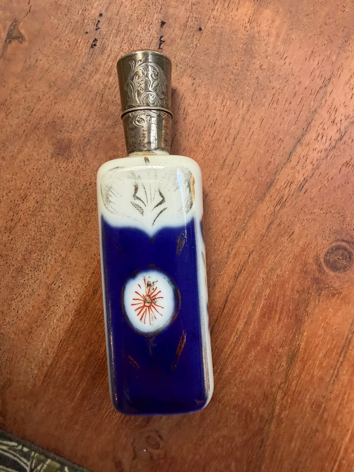 Antiek porseleinen parfumflesje met zilveren dop en stop, Antiek en Kunst, Verzenden