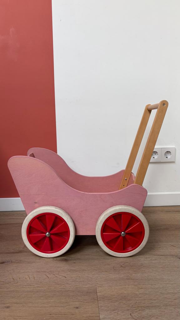 Roze houten poppenwagen voor de kleine poppenmoeder, Kinderen en Baby's, Speelgoed | Poppen, Ophalen, Gebruikt, Overige typen