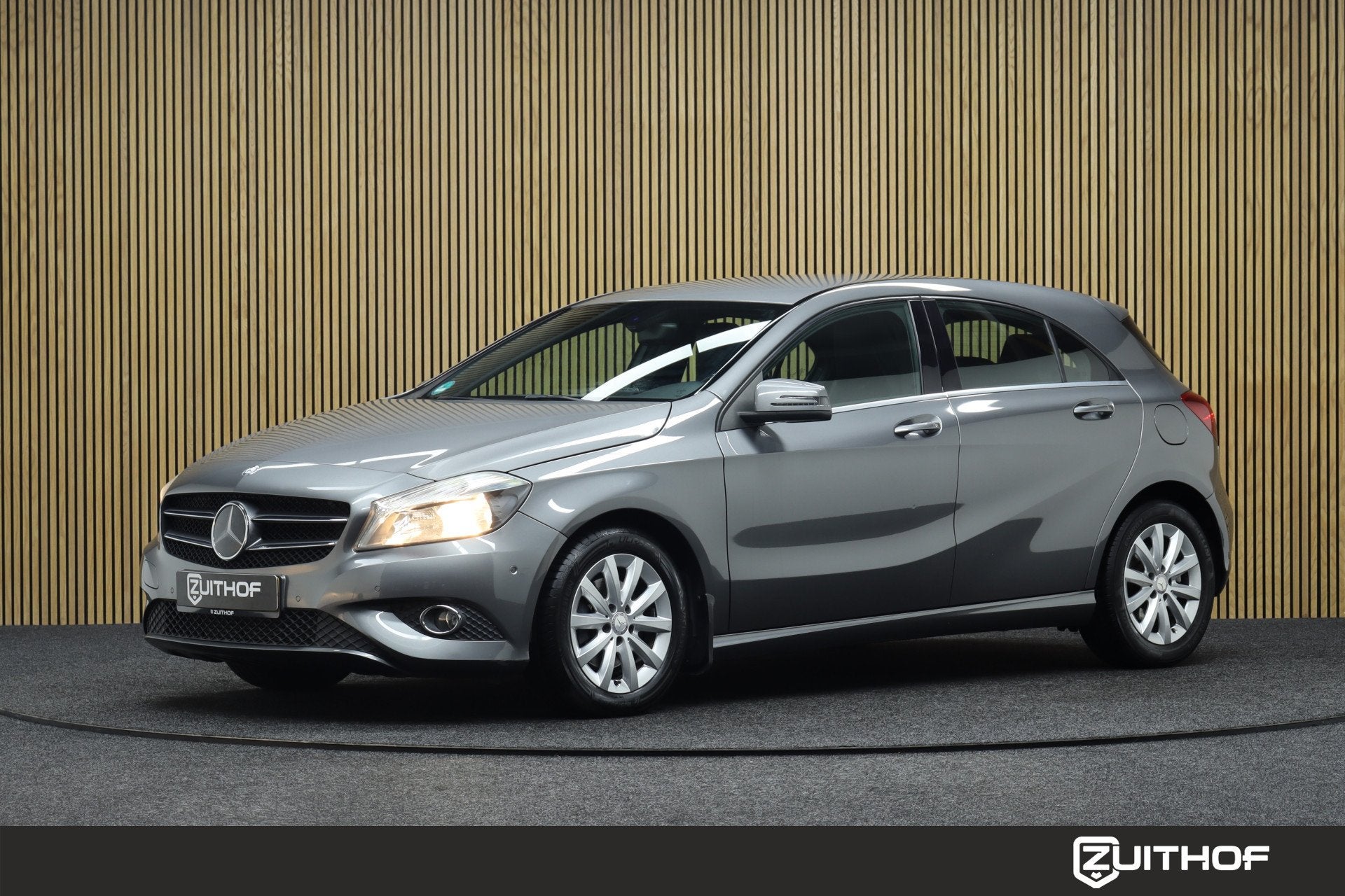 Mercedes-Benz A-Klasse 180 Ambition | Inklapbare Trekhaak |, Voorwielaandrijving, Gebruikt, 4 cilinders, Leder en Stof