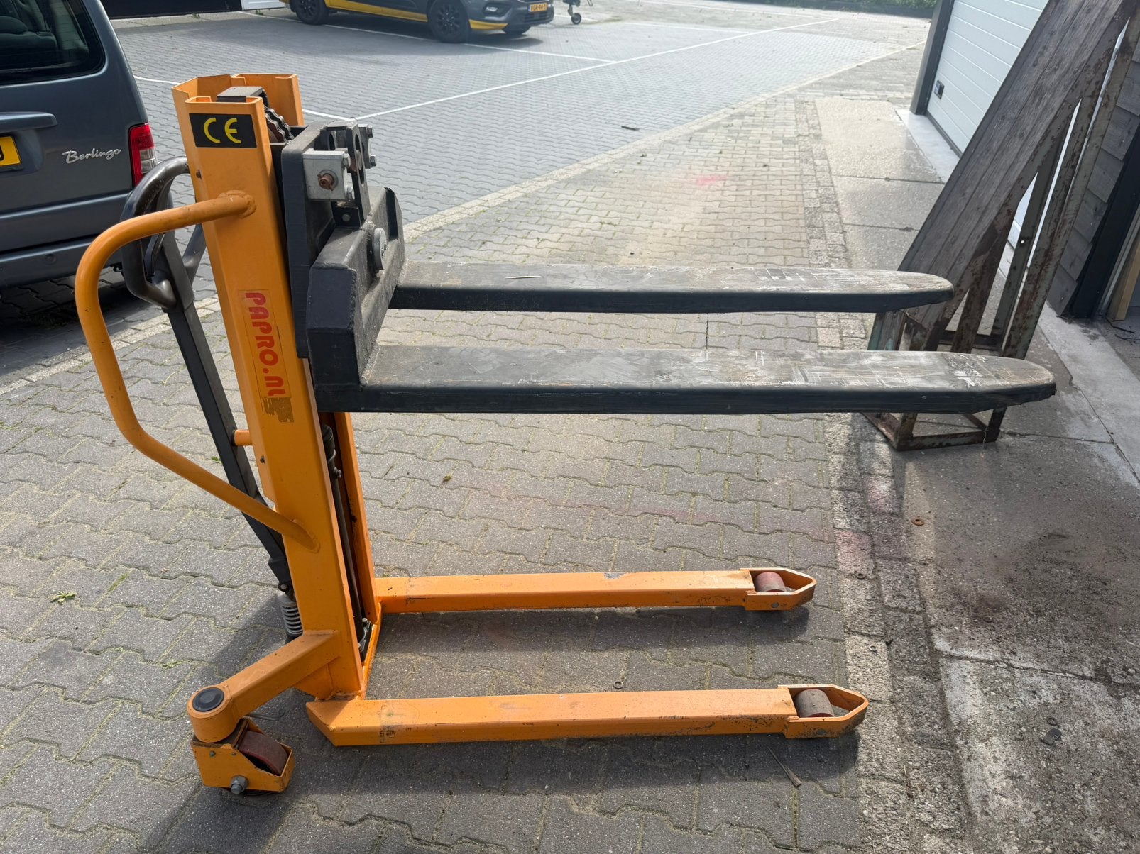 Stapelaar pallet, Ophalen, Zo goed als nieuw