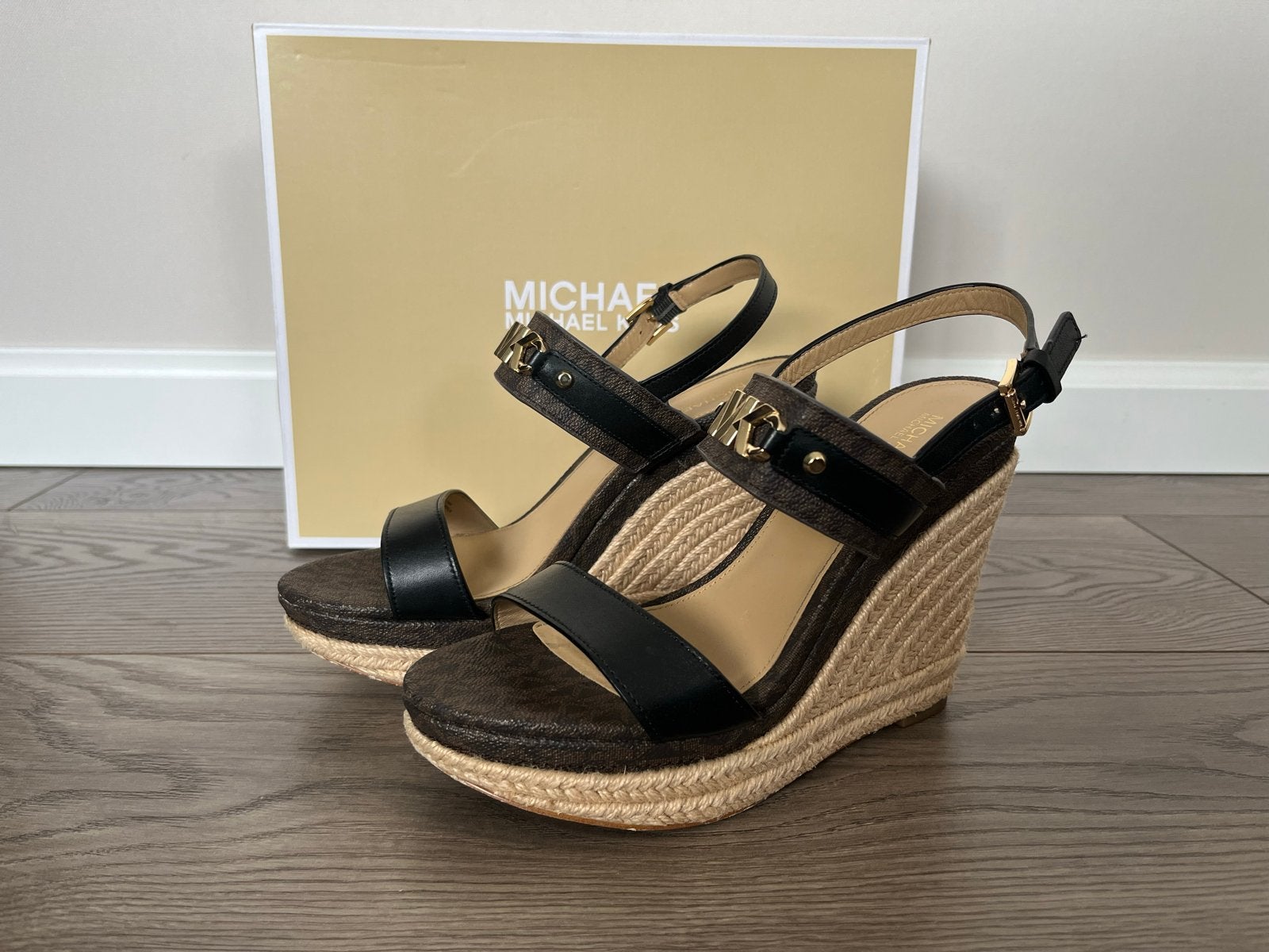 Michael Kors bruin/ monogram Farah wedge mt 38 sleehak, Ophalen of Verzenden, Gedragen, Bruin, Espadrilles of Moccasins