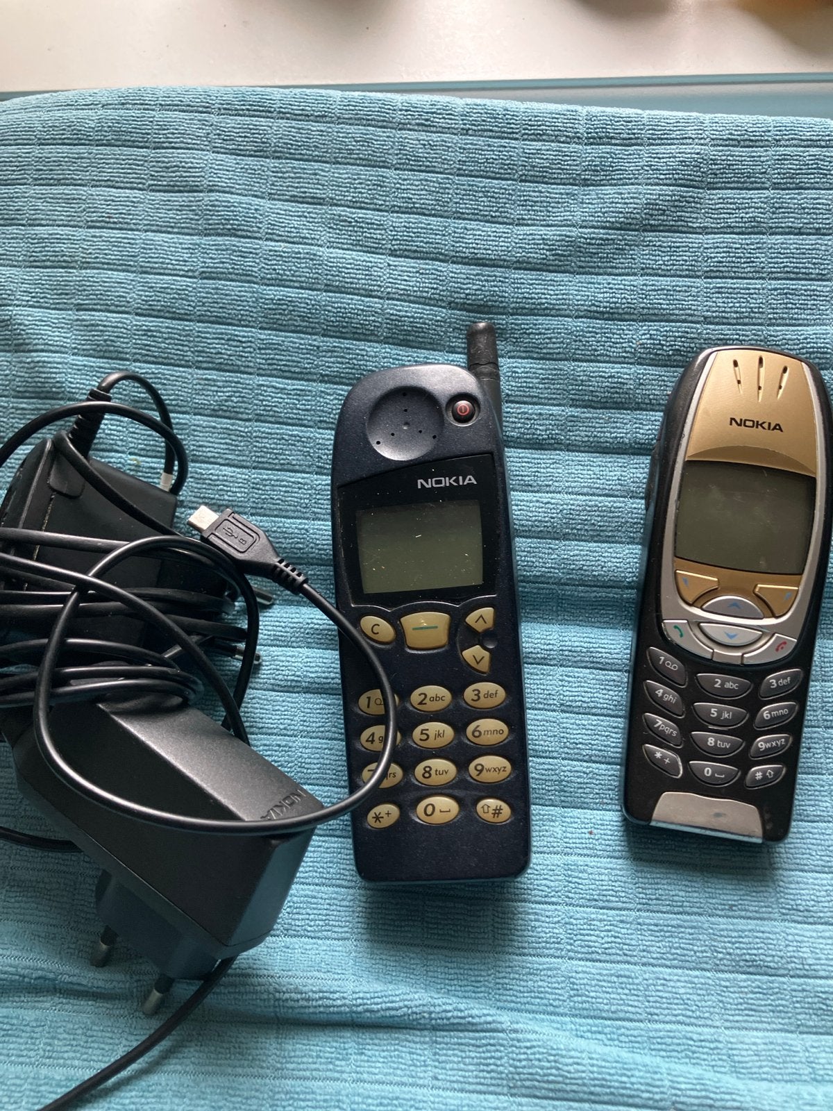 2x Nokia Klassieke Telefoons met Oplader - Vintage Mobiel, Telecommunicatie, Gebruikt, Geen camera, Zwart, Fysiek toetsenbord