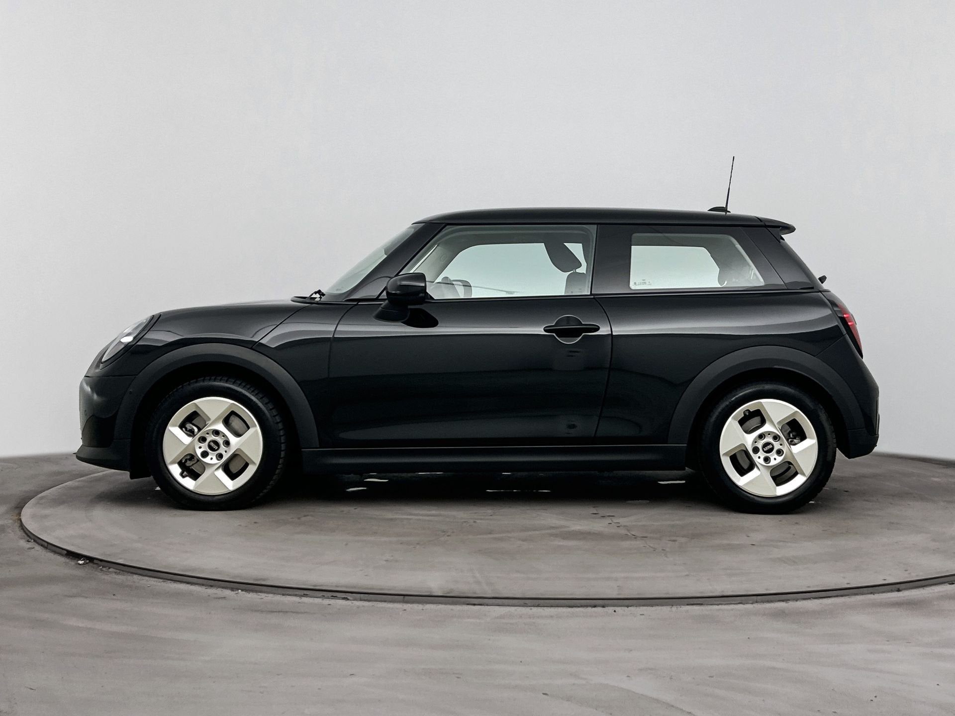 MINI Hatchback Cooper C Essential Automaat / LED / Parking A, Gebruikt, 156 pk, Met garantie (alle), 4 stoelen