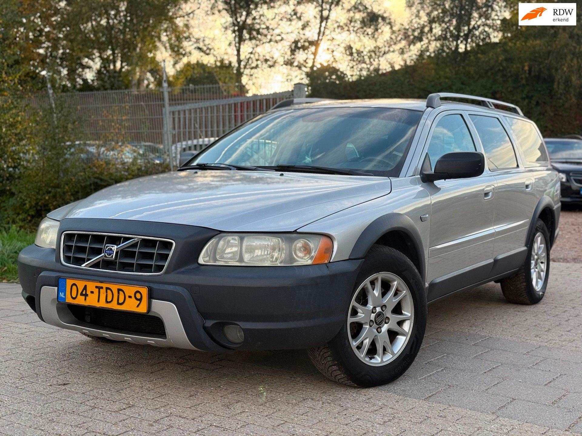Volvo XC70 2.5 T Momentum AUTOMAAT AIRCO CRUISE LEDER PDC, Auto's, Automaat, Dealer onderhouden, XC70, 2521 cc