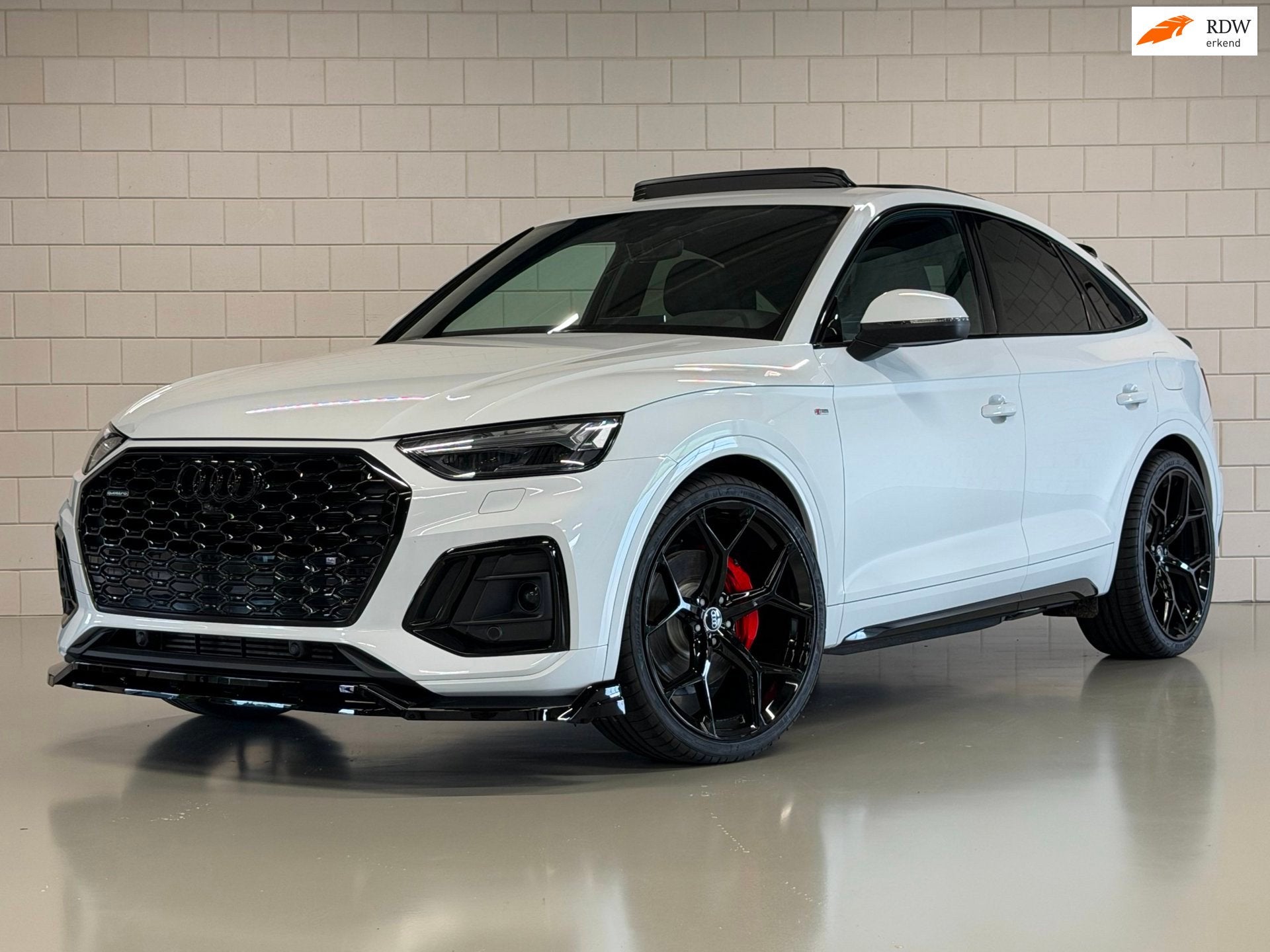 Audi Q5 Sportback 50 TFSI e Quattro Competition Black Optic, Auto's, Automaat, Gebruikt, 4 cilinders, Wit