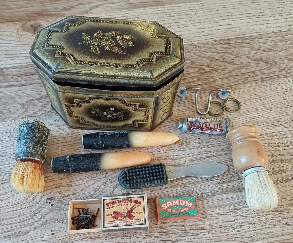 Antieke verzameling scheerbenodigdheden in blikken doos, Ophalen of Verzenden