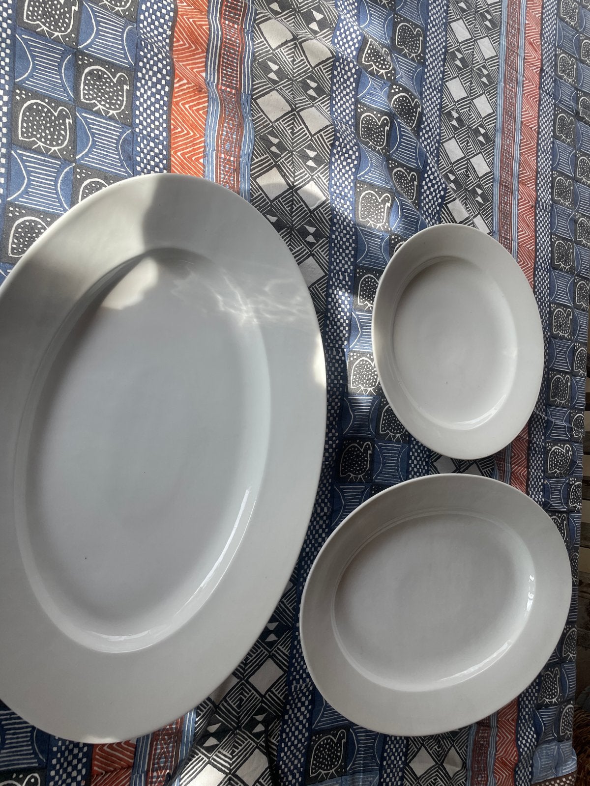 Set van 2 Witte Ovale en 1 Ronde Serveerschalen/Borden, Antiek en Kunst, Ophalen