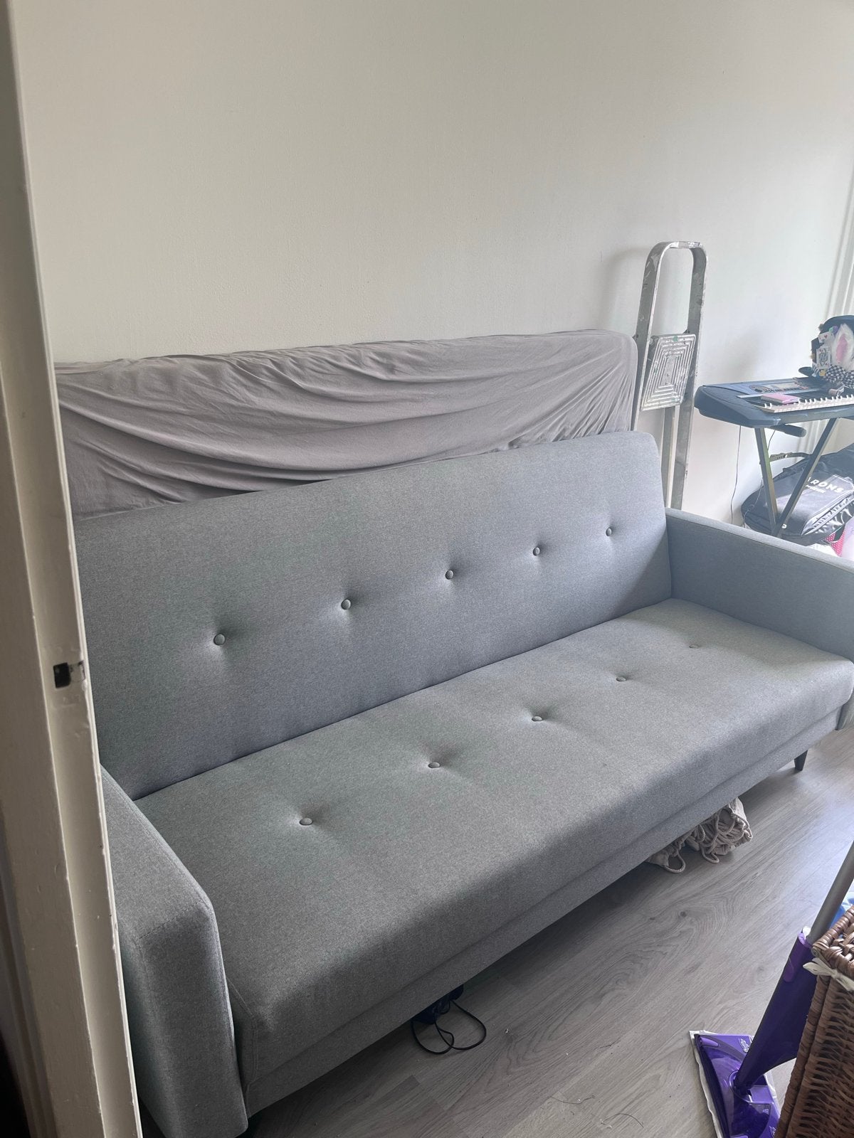 Grijze slaapbank met matras - Zo goed als nieuw, Huis en Inrichting, Slaapkamer | Slaapbanken, Ophalen, Tweepersoons, Zo goed als nieuw