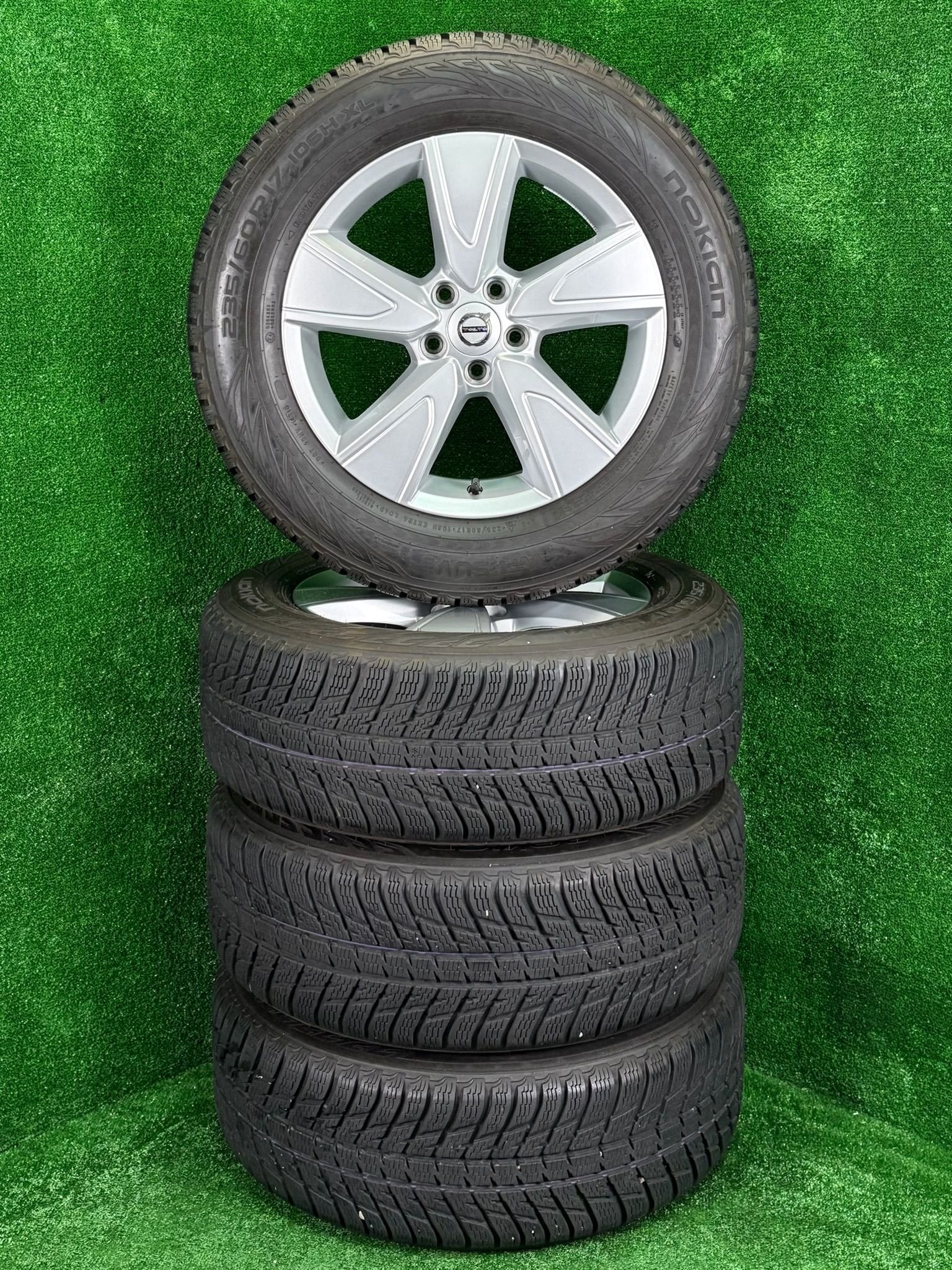 Originele 17 inch Volvo XC40 velgen met winterbanden 7.5mm, Gebruikt, -, -, Banden en Velgen