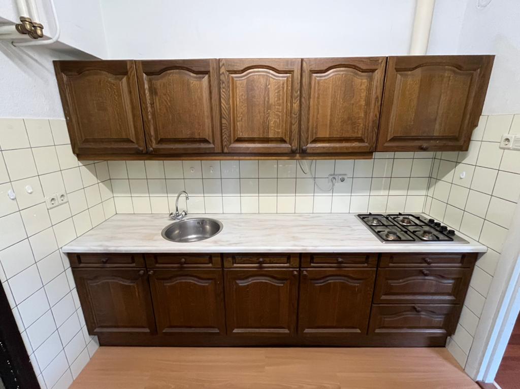 Houten keuken met spoelbak en gasfornuis, Huis en Inrichting, Keuken | Complete keukens, Ophalen, Gebruikt, Bruin, Enkelwandige keuken