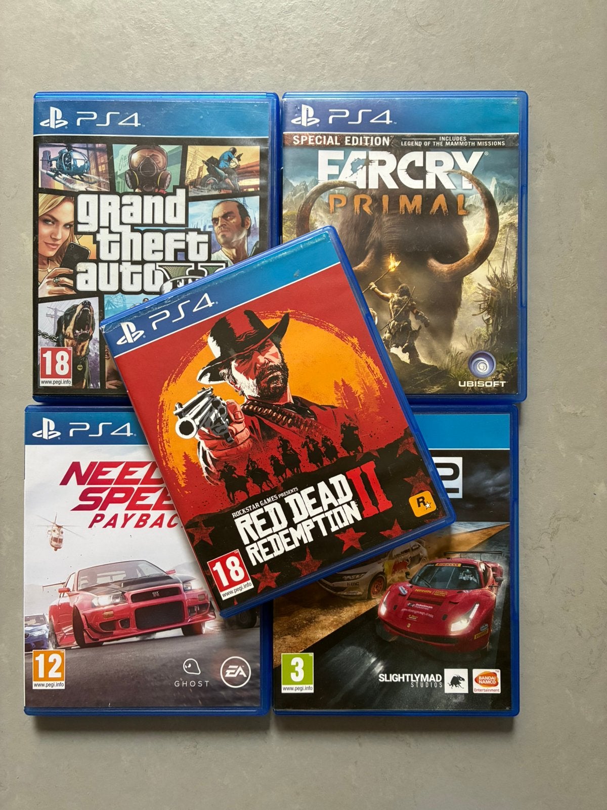 Foto 3 van PS4 + Controller + 5 Games