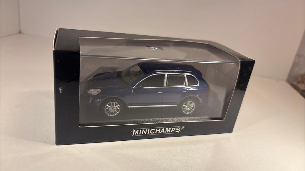 Porsche cayenne bleu minichamps 1.43, Hobby en Vrije tijd, Modelauto's | 1:43, Auto, Ophalen of Verzenden, MiniChamps, A