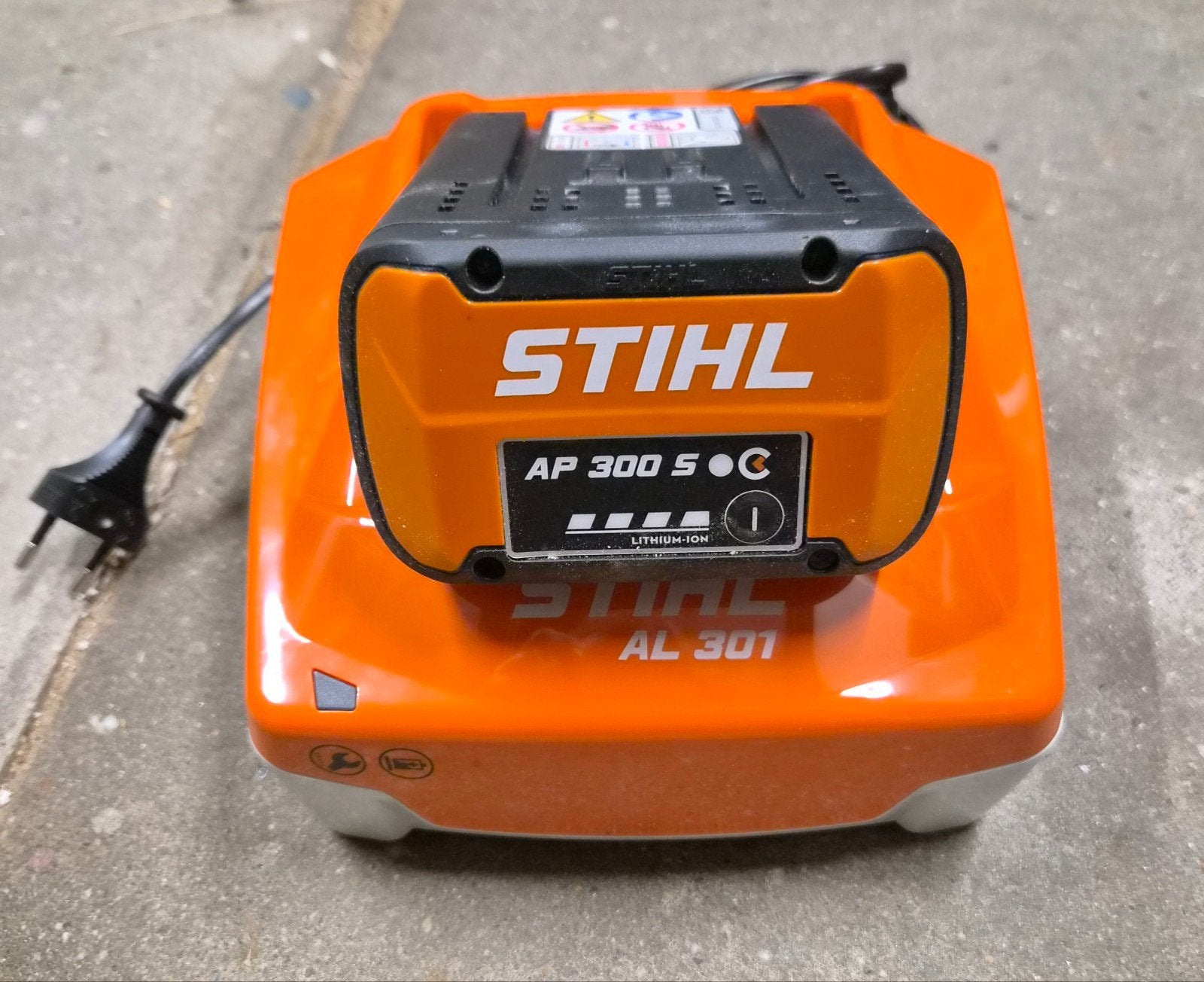 Stihl AP 300 S Accu met AL 301 Oplader, Ophalen of Verzenden, Zo goed als nieuw