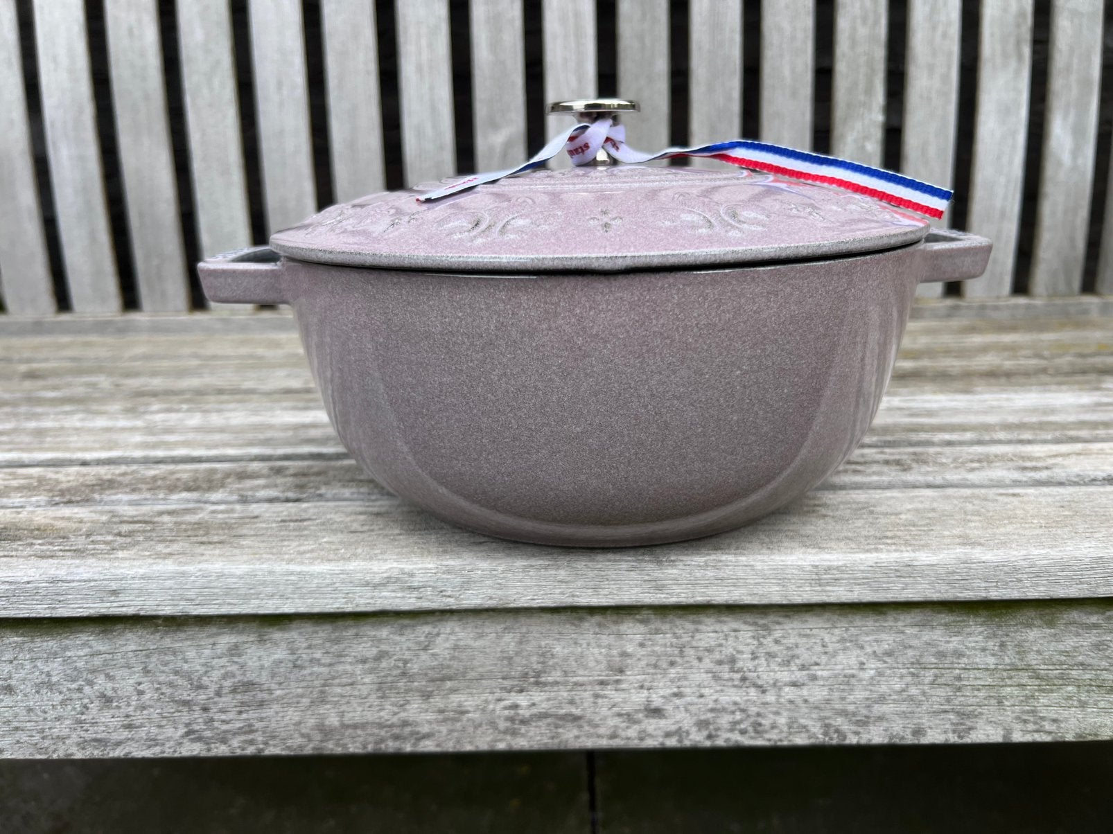 Nieuwe Staub Marmite 24 cm Fleur de Rois Kersenbloesem, Geschikt voor inductie, Nieuw, Ophalen of Verzenden, Staub