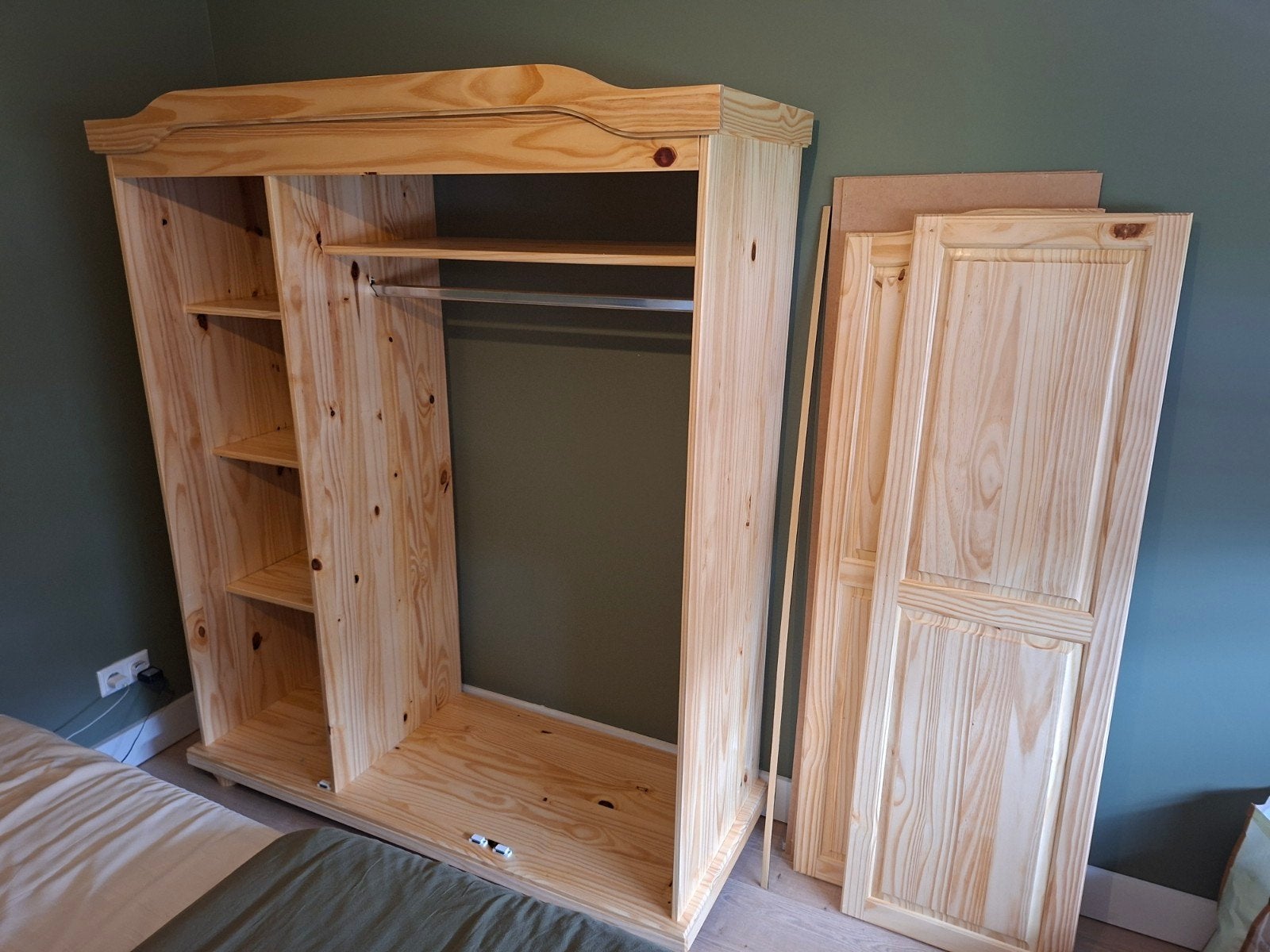 Landelijke 3-deurs kledingkast | Massief dennenhout, Huis en Inrichting, Ophalen, Met deur(en), 100 tot 150 cm, 150 tot 200 cm