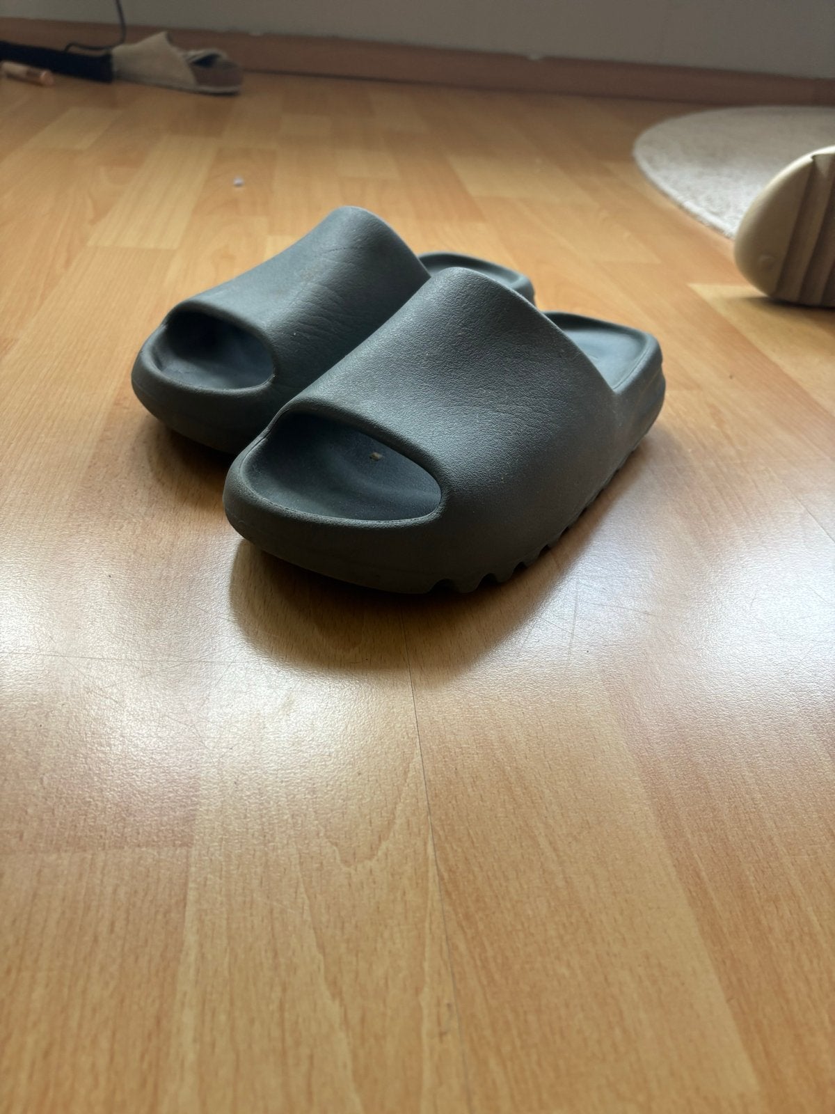Yeezy slides, Kleding | Heren, Schoenen, Verzenden, Gedragen