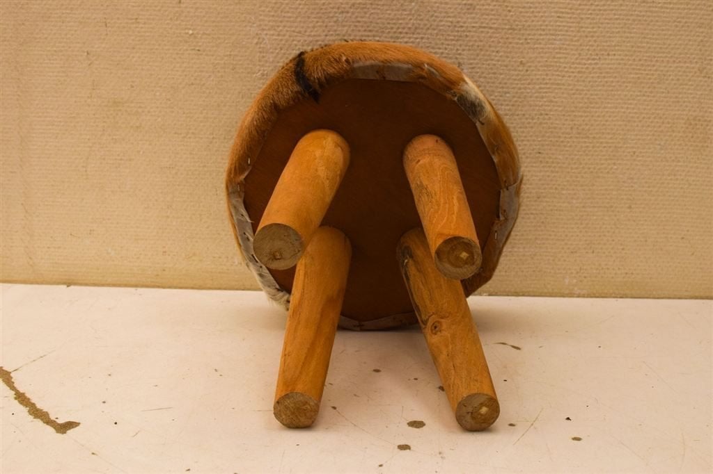 Houten krukje met huid zitting 50883, Ophalen of Verzenden, Gebruikt, Hout