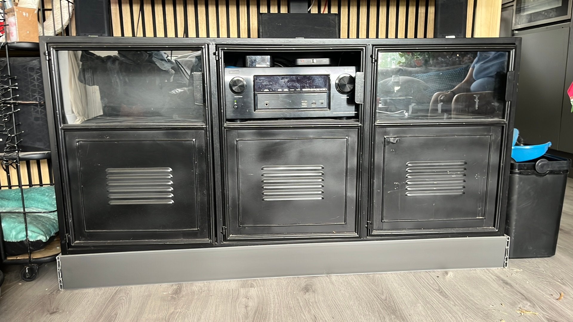 Mooie tv-kast met 3 deuren en glazen panelen, Ophalen, Gebruikt, 100 tot 150 cm, Glas