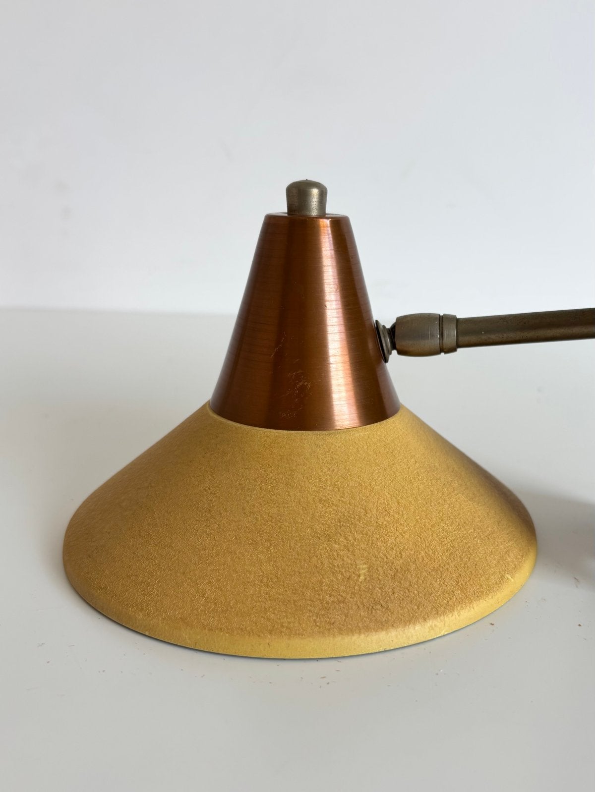 Superleuke Vintage wandlamp, okergele metalen kap, 60/70s, Ophalen of Verzenden, Huis en Inrichting