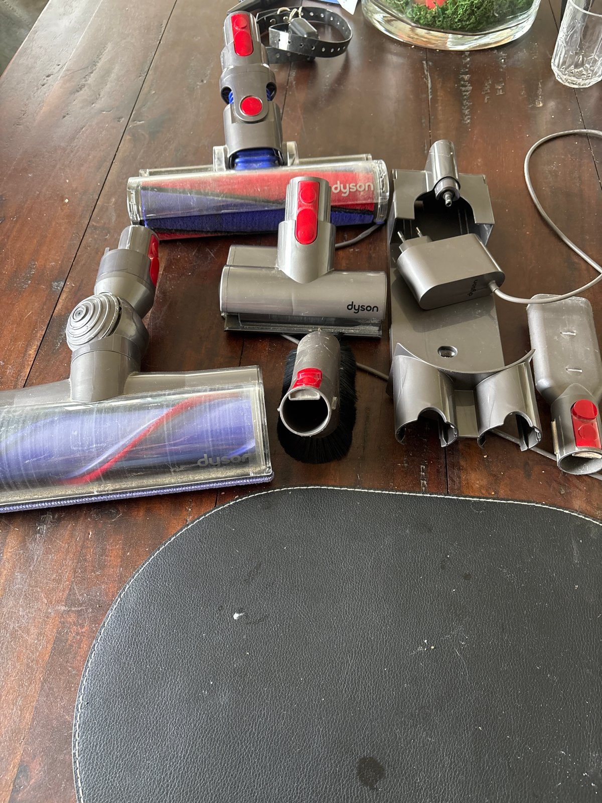Dyson V8 accessoires en oplaadstation, Inclusief accessoires, Gebruikt, Overige typen, Ophalen of Verzenden