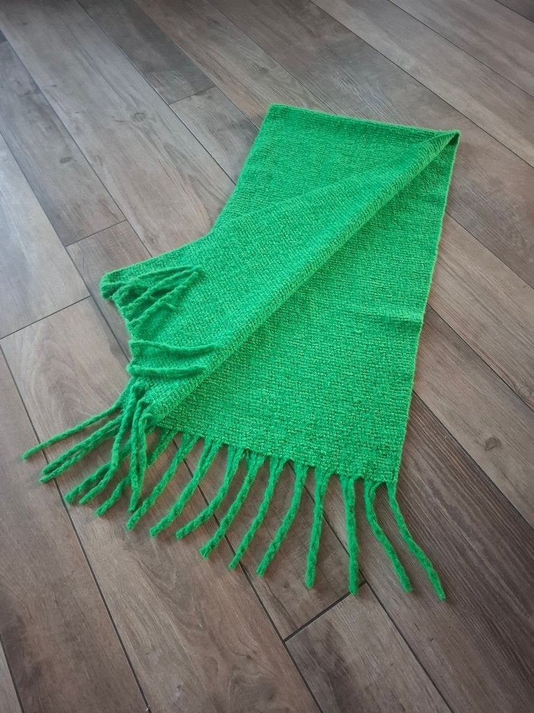 Groene gebreide sjaal - franjes - ca 170 x 45 cm, Ophalen of Verzenden, Zo goed als nieuw, Maat 46/48 (XL) of groter, Sjaal