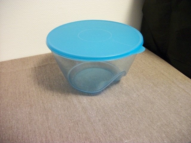 Grote Tupperware Schaal ( 5,5 liter, doorzichtig / blauw )), Huis en Inrichting, Keuken | Tupperware, Ophalen of Verzenden, Gebruikt