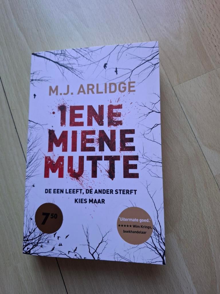 M.J.Arlidge Iene miene mutte, Boeken, Thrillers, Ophalen of Verzenden, Zo goed als nieuw