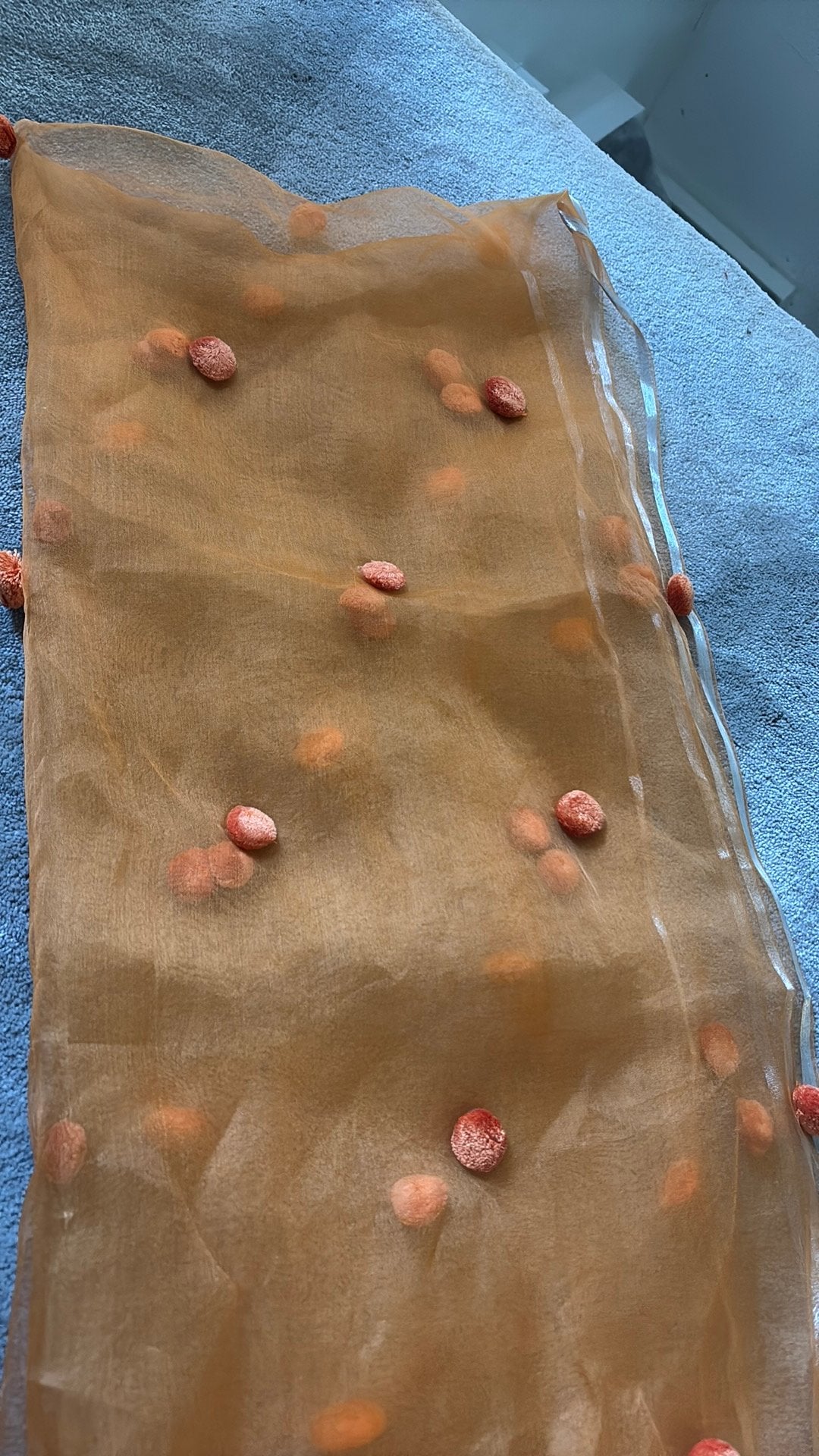 Bijzondere organza wintersjaal stola  oranje pluisbolletjes, Ophalen of Verzenden, Zo goed als nieuw, Maat 46/48 (XL) of groter