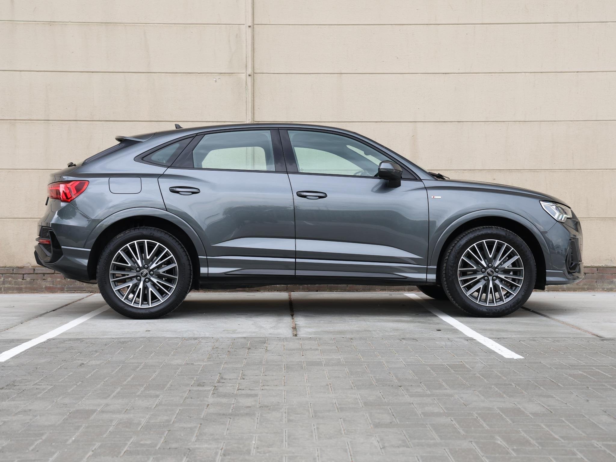 Audi Q3 Sportback 45 TFSI e S Edition | Achteruitrijcamera |, Gebruikt, Leder en Stof, Hybride Elektrisch/Benzine, 13 kWh