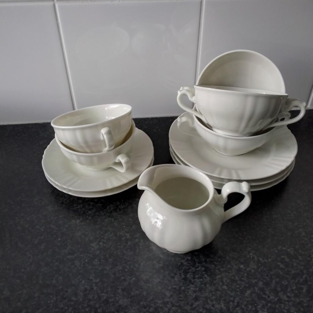 Hutschenreuther: kop en schotels, taartbordjes, melkkannetje, Huis en Inrichting, Keuken | Servies, Ophalen of Verzenden, Zo goed als nieuw