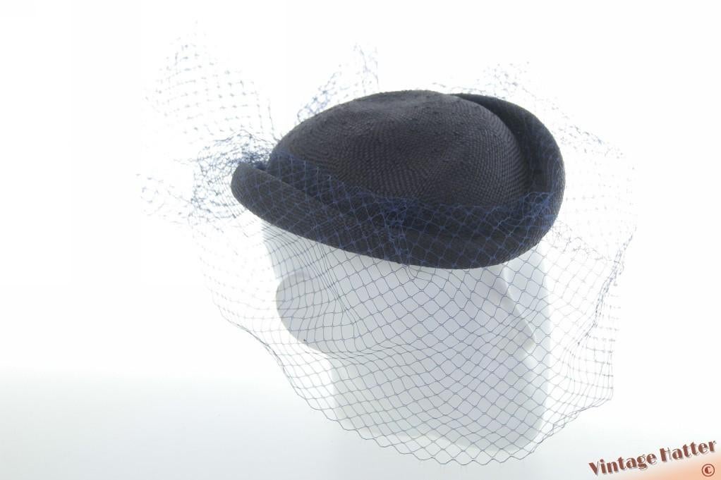 Dames cocktail hoed donker blauw sisal met wijde voile 55-57, Kleding | Dames, Hoeden en Petten, Ophalen of Verzenden, Zo goed als nieuw