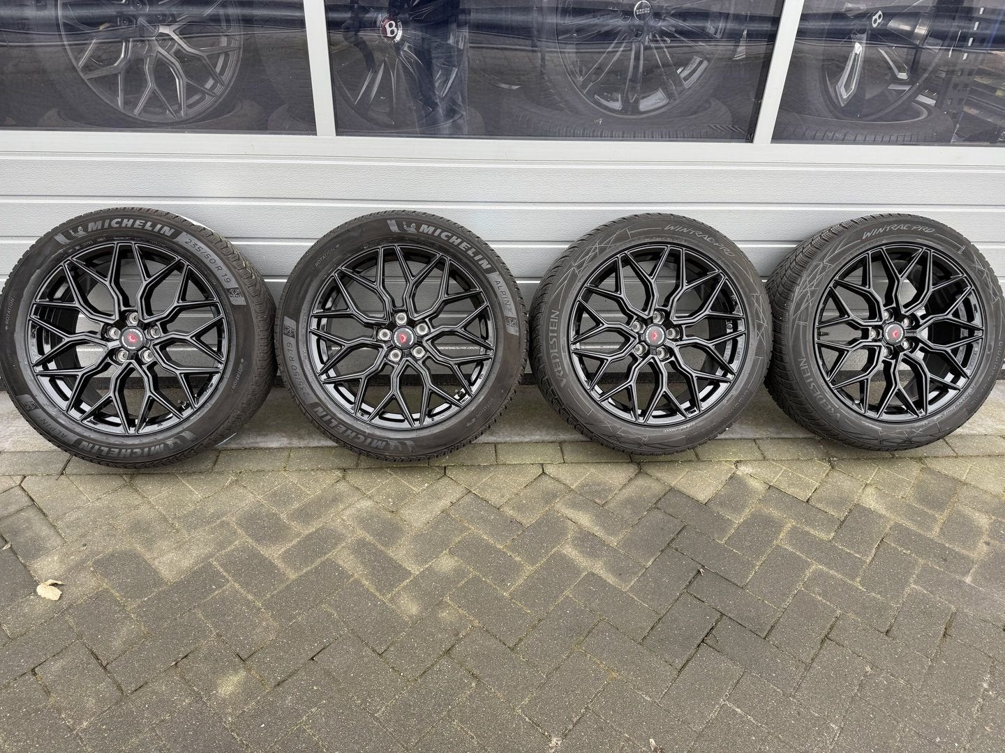 Foto 4 van 19 “ Tesla Model Y Juniper velgen Performance winterbanden