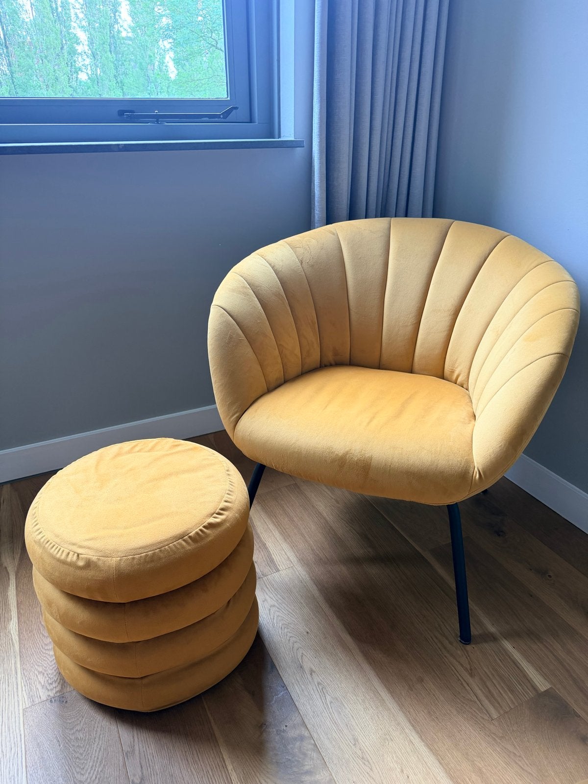 Comfortabele Okergele Fauteuil met Poef, Ophalen, Zo goed als nieuw, 75 tot 100 cm, Velvet stof