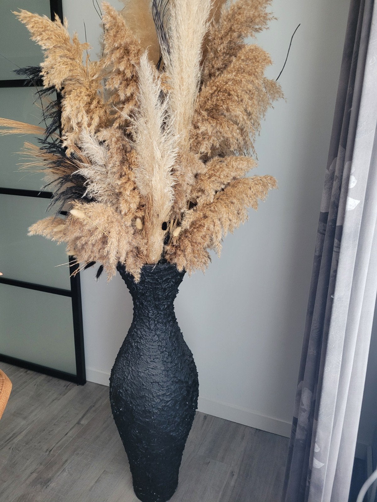 Grote zwarte glazen bloemenvaas met inhoud, 1 meter hoog, Gebruikt, Zwart, Inclusief decoratie, Ophalen of Verzenden