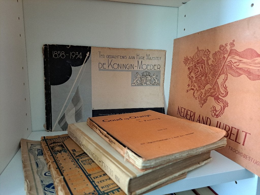 Heel veel tijdschriften en boeken over Koningshuizen, Diverse auteurs, Ophalen, 20e eeuw of later, Gelezen