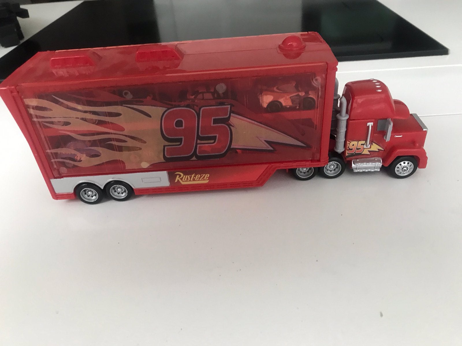 Disney Cars Truck gevuld met 15 metalen cars autootjes, Ophalen, Zo goed als nieuw